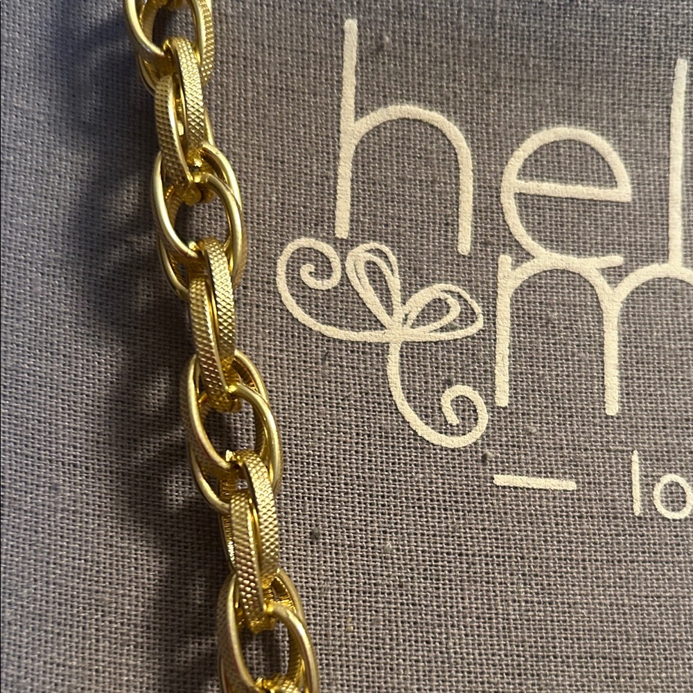 Chic Gold Chain & Earrings - Picture 6 of 13